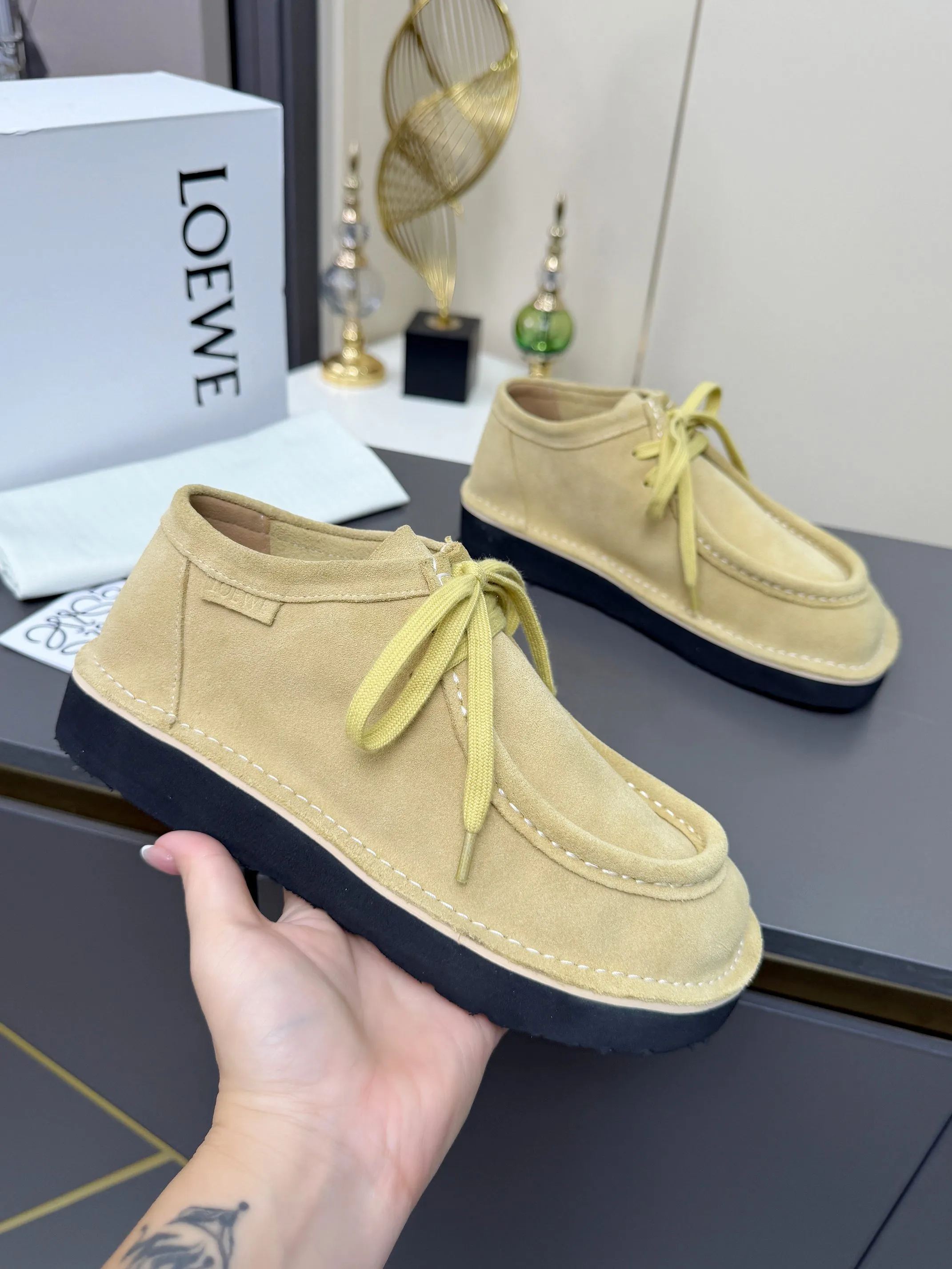 👟👟Ex-factory price 560👟👟 LOEWE·Loewe's latest kangaroo shoes, split cow leather, suede cow leather, thick-soled lace-up casual shoes, lace-up retro British style, from design to texture, allowing you to easily have a high-end luxury wearing experience. The upper is made of imported high-mercerized smooth cow suede. The delicate texture has a natural velvet-like sheen. Every inch exudes low-key sophistication. It is matched with the light-feeling EVA foam outsole. The 3-centimeter heel height is just right. It not only quietly elongates the body shape, but also brings the comfort of walking on the ground! The original version was purchased and developed, and the details are well handled. It is worth owning. It has a unique fashionable and trend-leading style. It is highly recommended to stock up. The shoe style is great, the leather is soft and comfortable, very comfortable on the feet and easy to match. ✦Fabric: imported high mercerized cowhide ✦Lining: no lining ✦Outsole: original EVA foam outsole ✦Number of sizes: women's size: 35#-40# (TT)